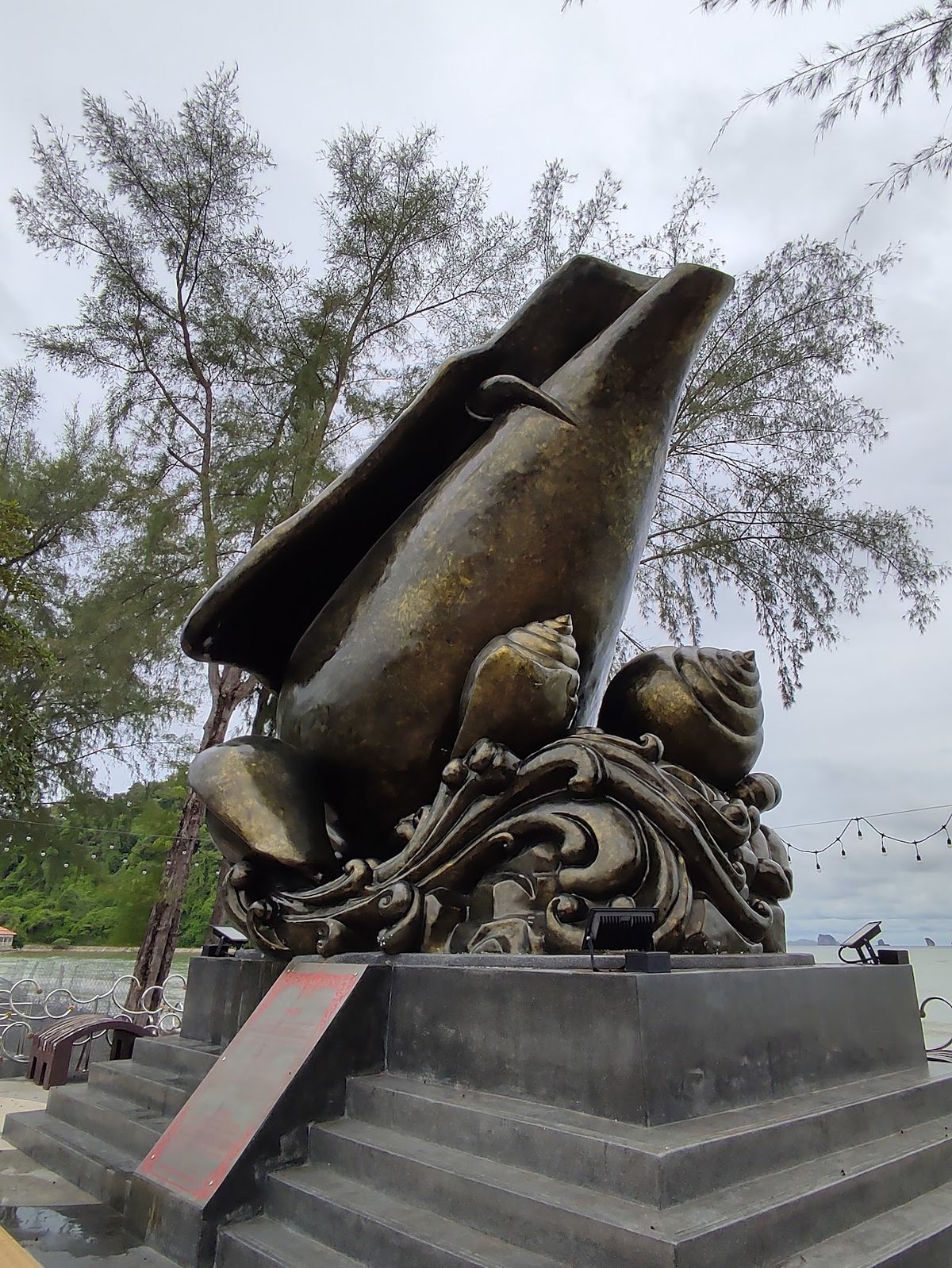 Sculpture of Clams photo 2