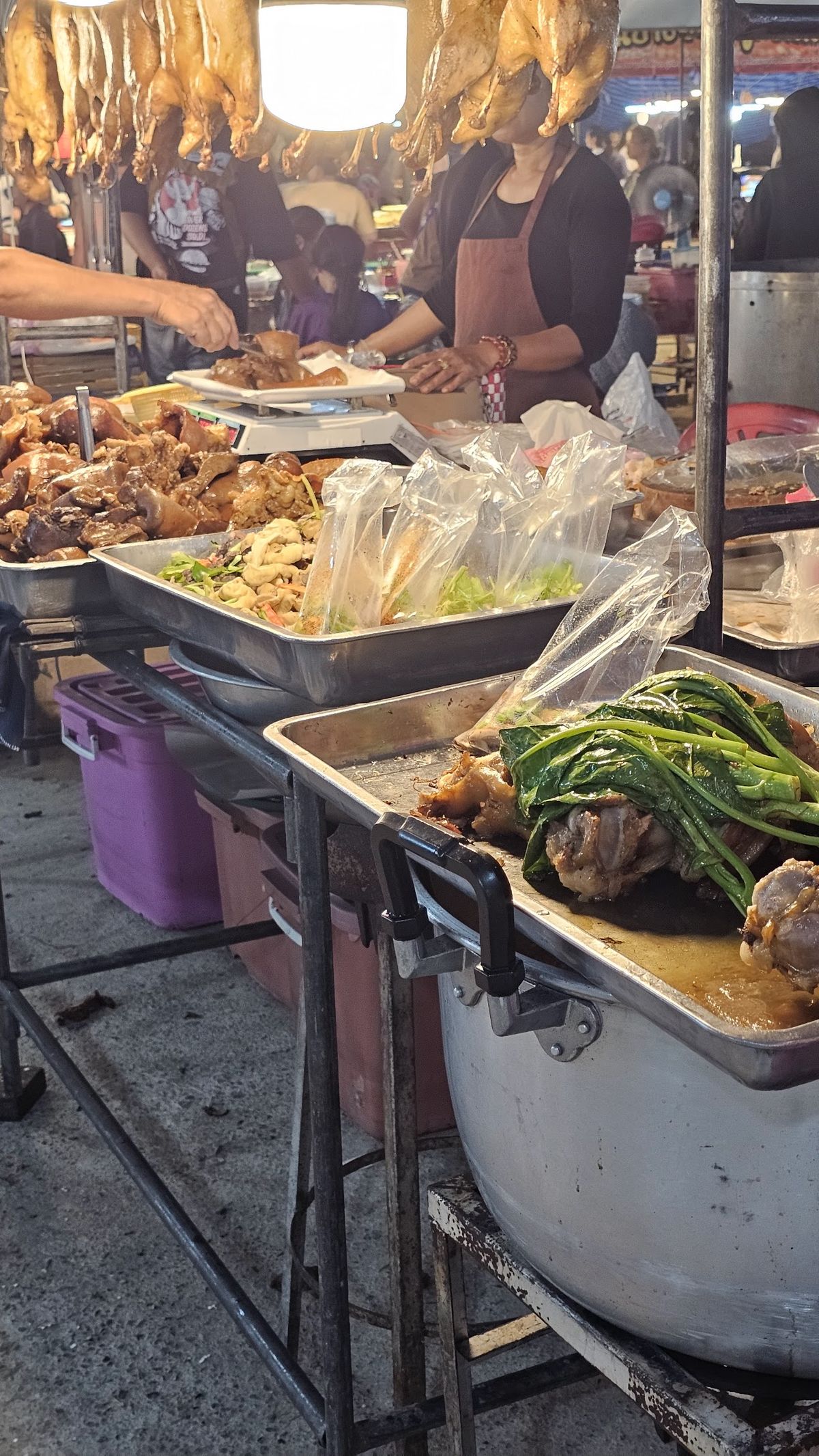 Second hand and fresh produce market photo 2