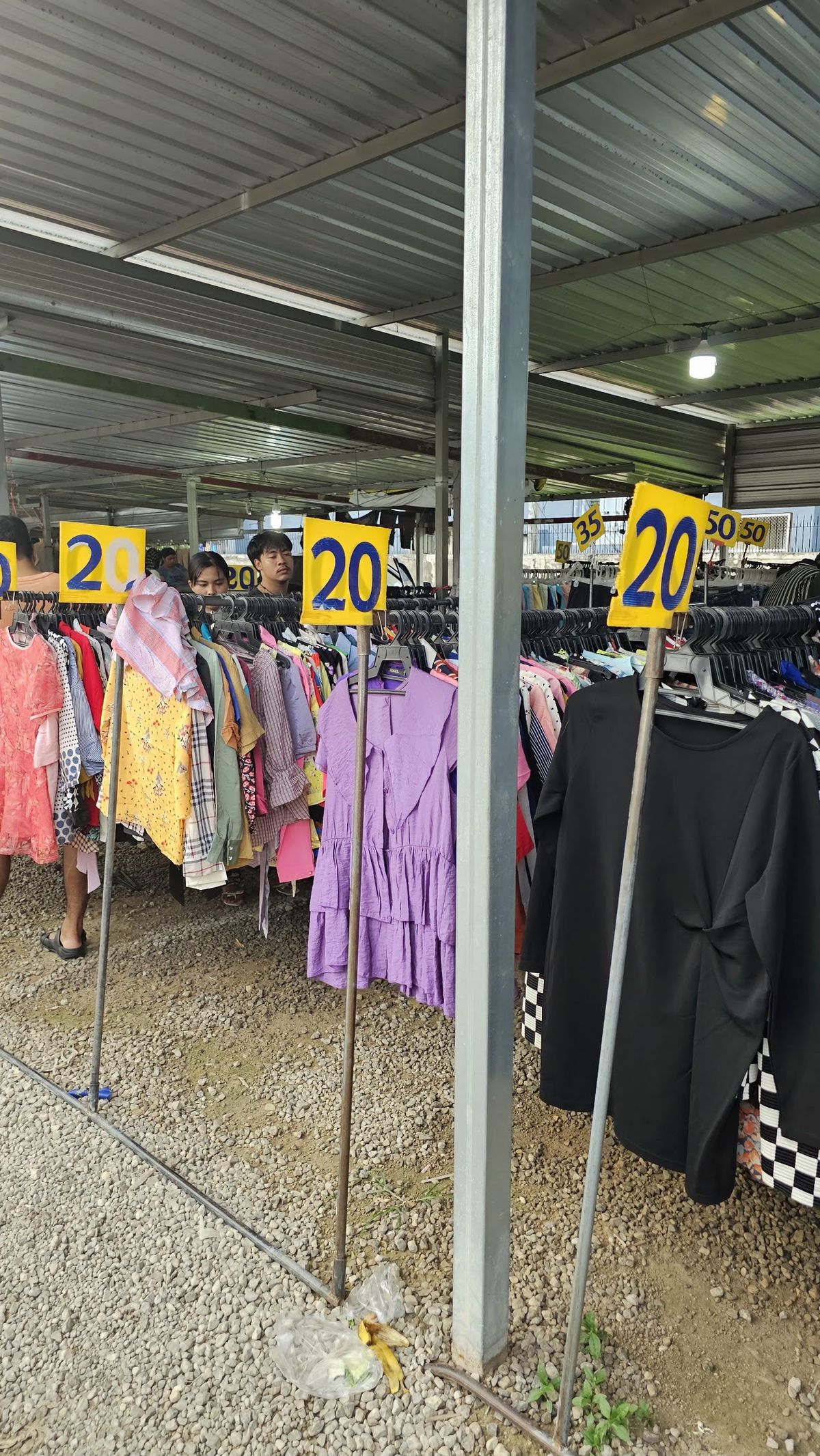 Second hand and fresh produce market photo 3