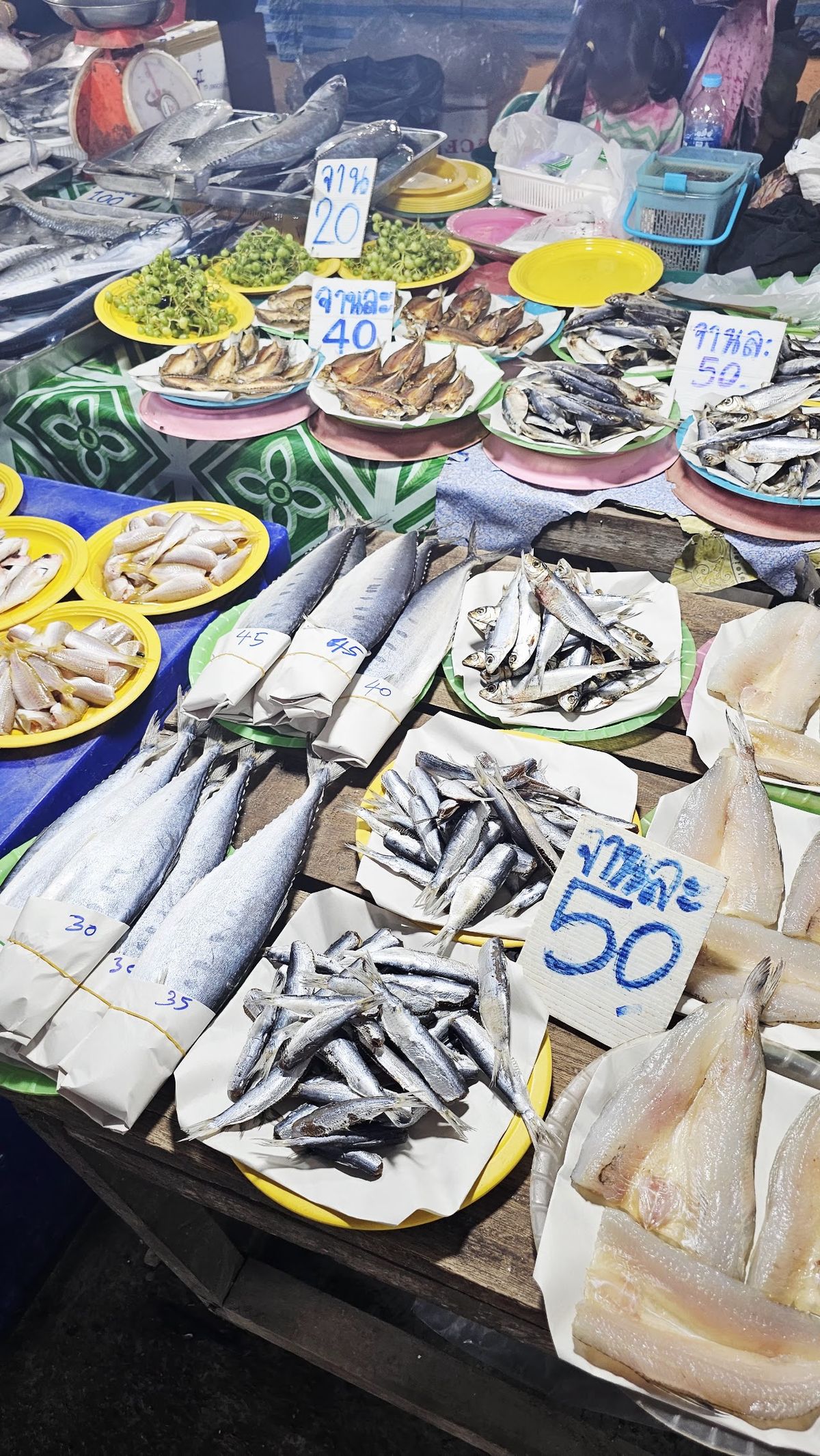 Second hand and fresh produce market photo 4