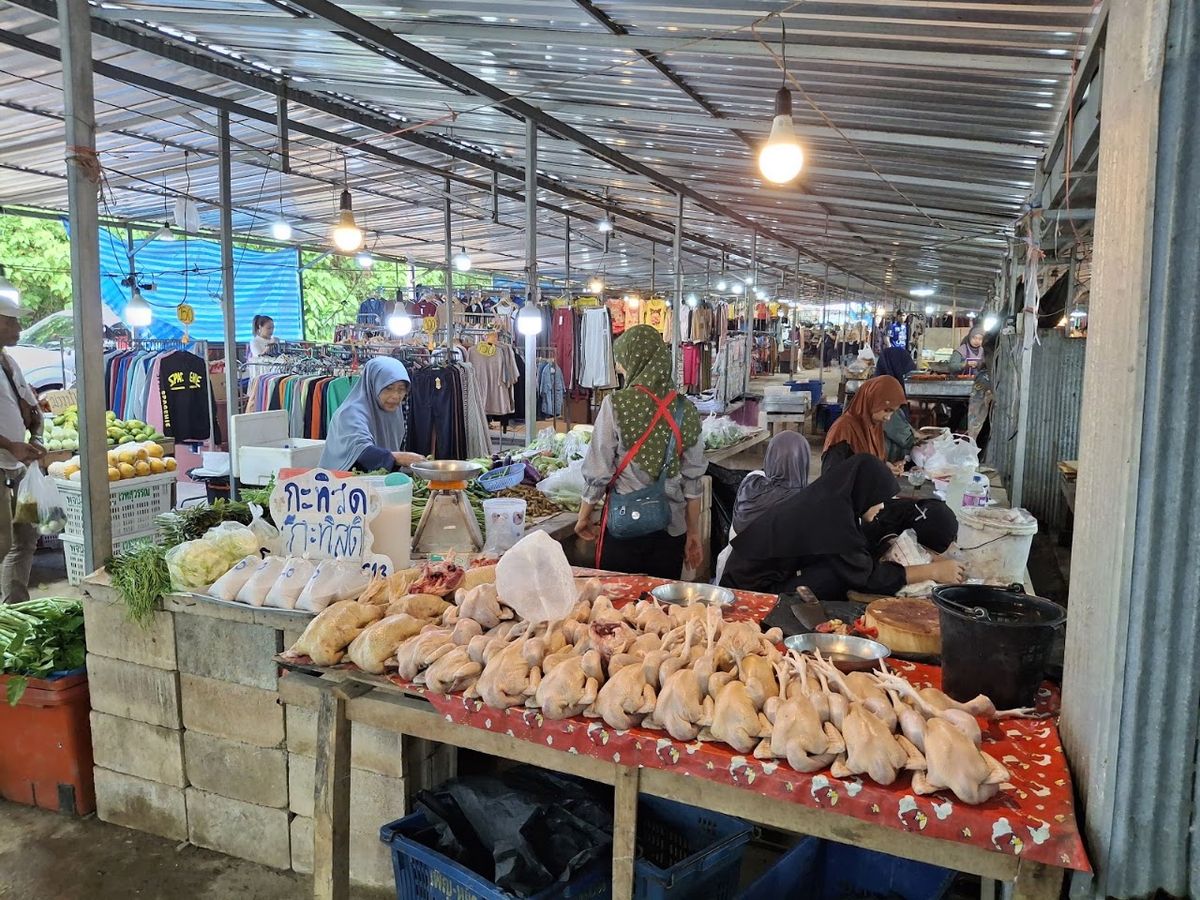 Thursday evening local market photo 4