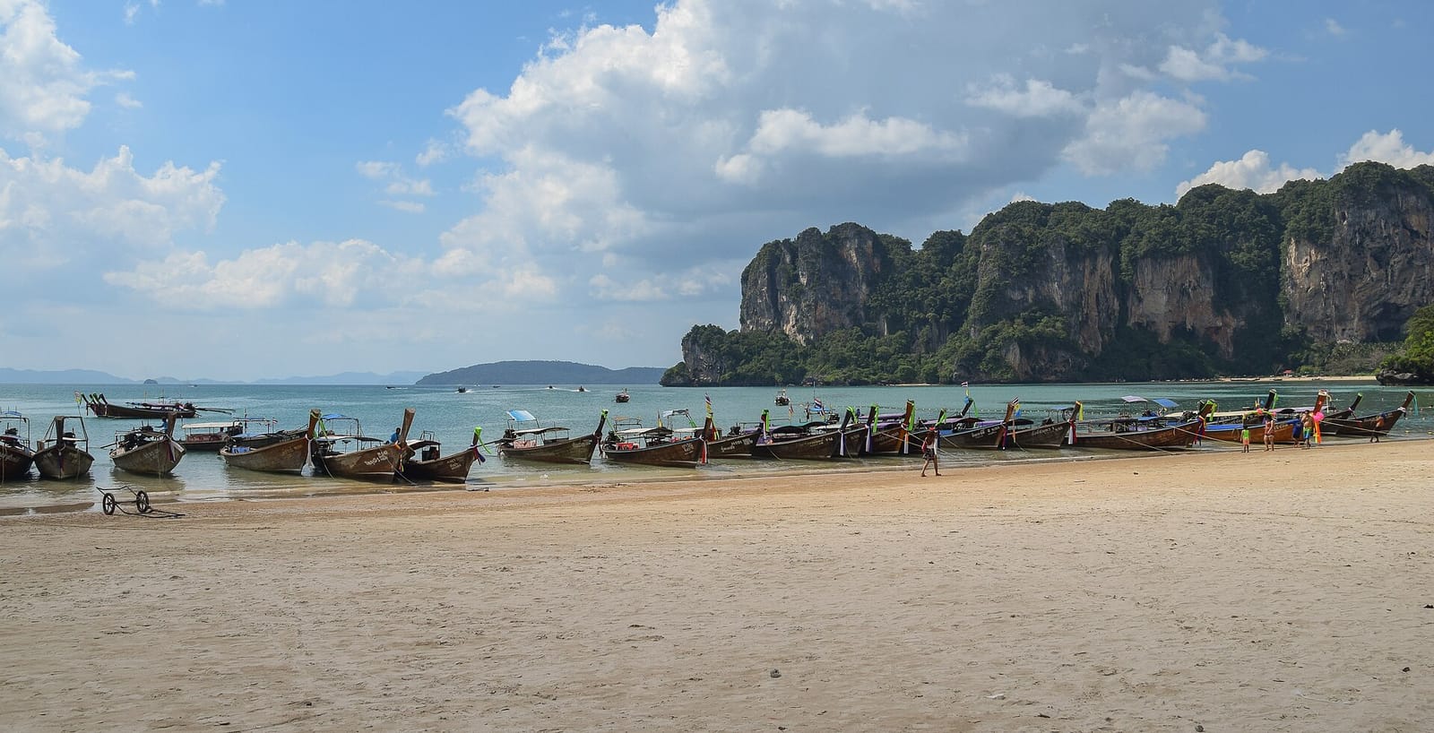 Railay West beach in Krabi, the cliff sand you reach by longtail from Ao Nang