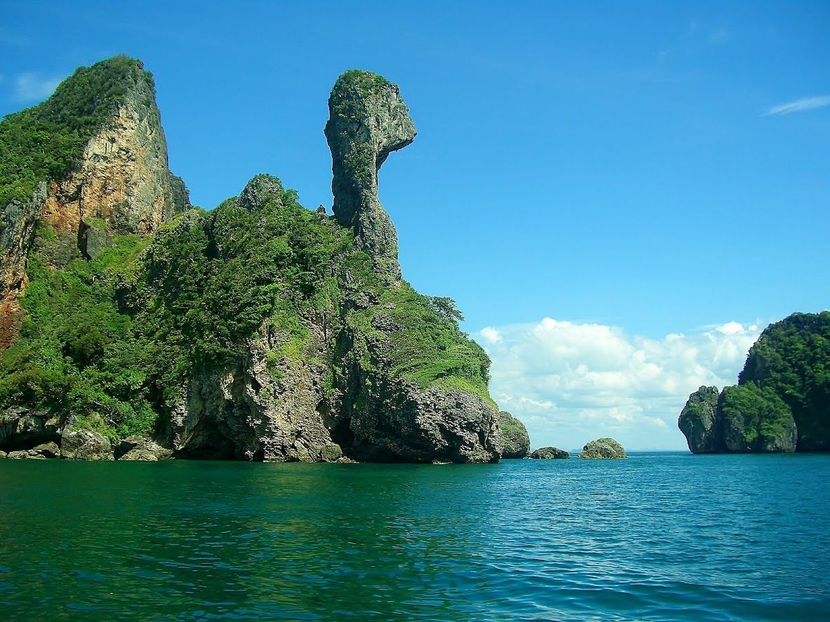 Chicken Island (Koh Kai) near Krabi, a limestone rock whose top is shaped like a chicken's head, rising from the sea