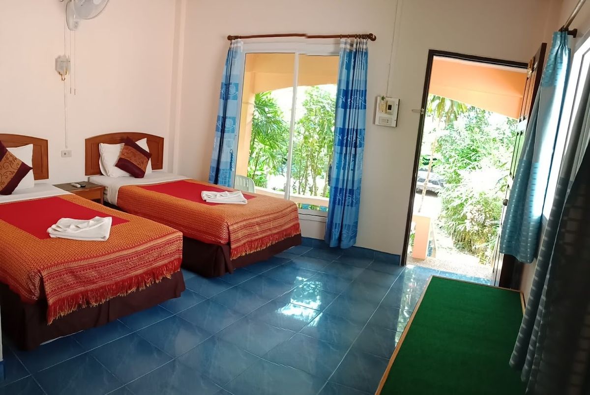 Anawin Bungalows pool and grounds in Railay Beach