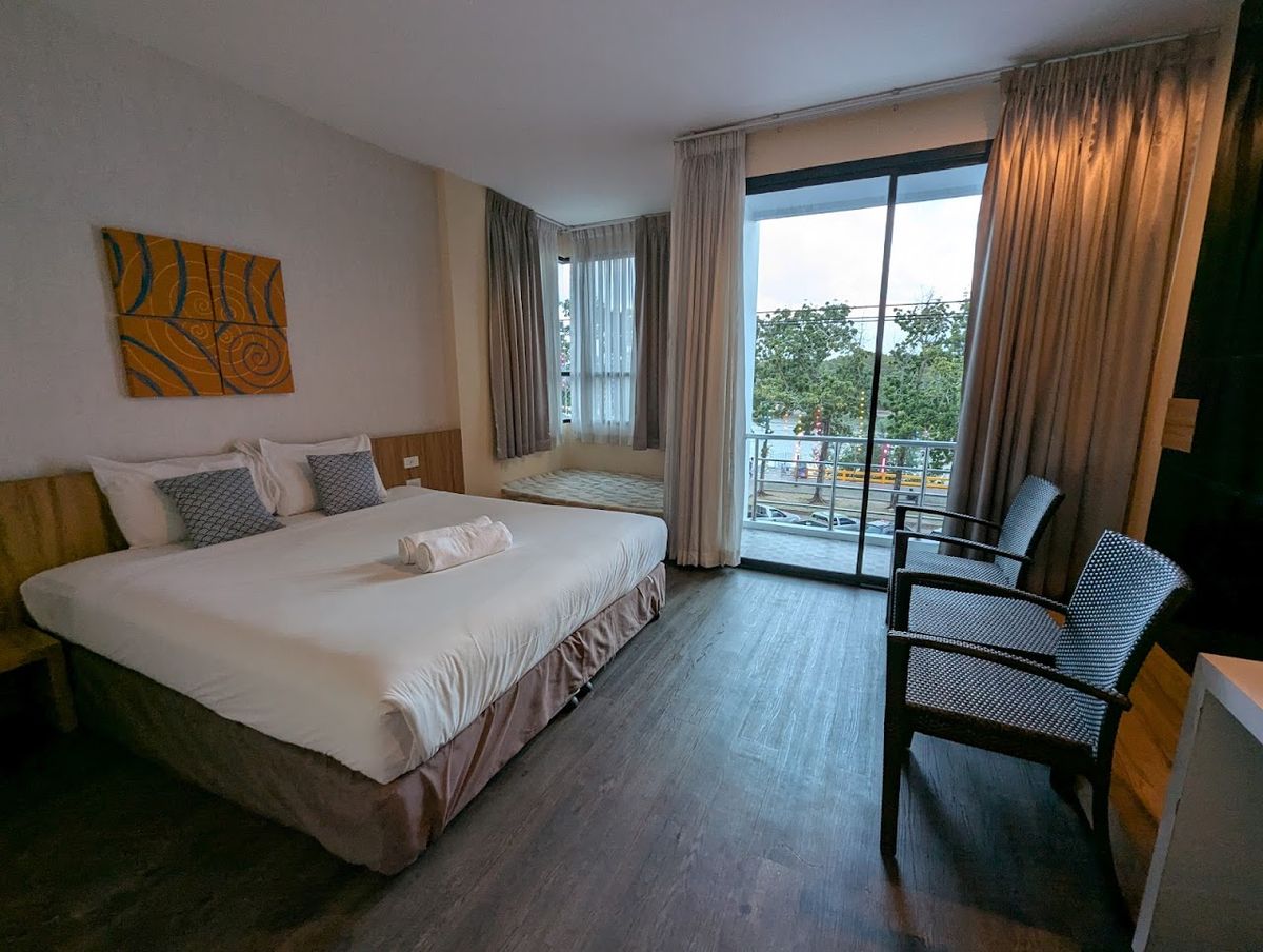 Apo Hotel pool and grounds in Krabi Town