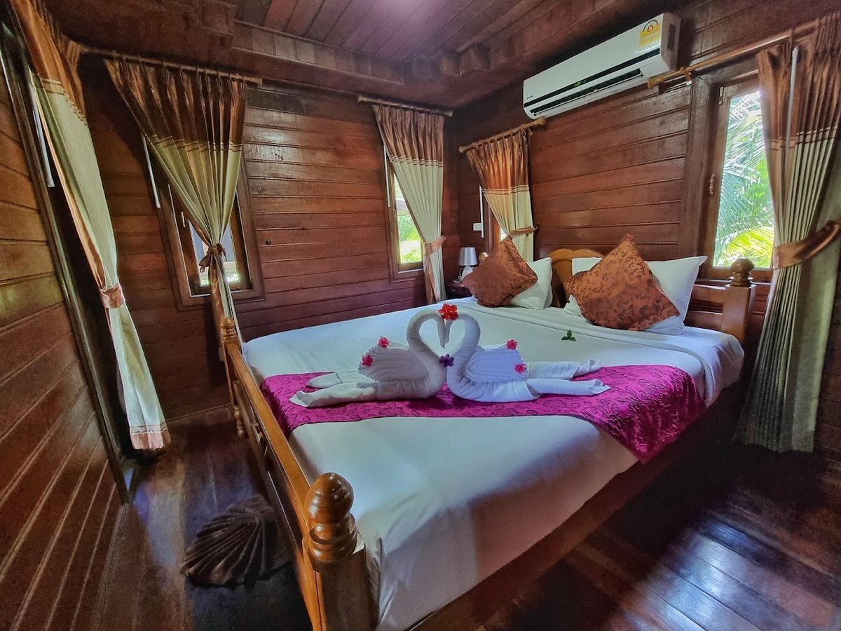 Baannai Lake View Resort pool and grounds in Klong Muang