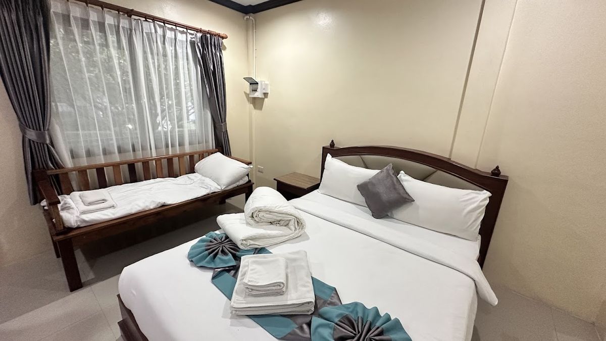Chang See Resort pool and grounds in Krabi Town
