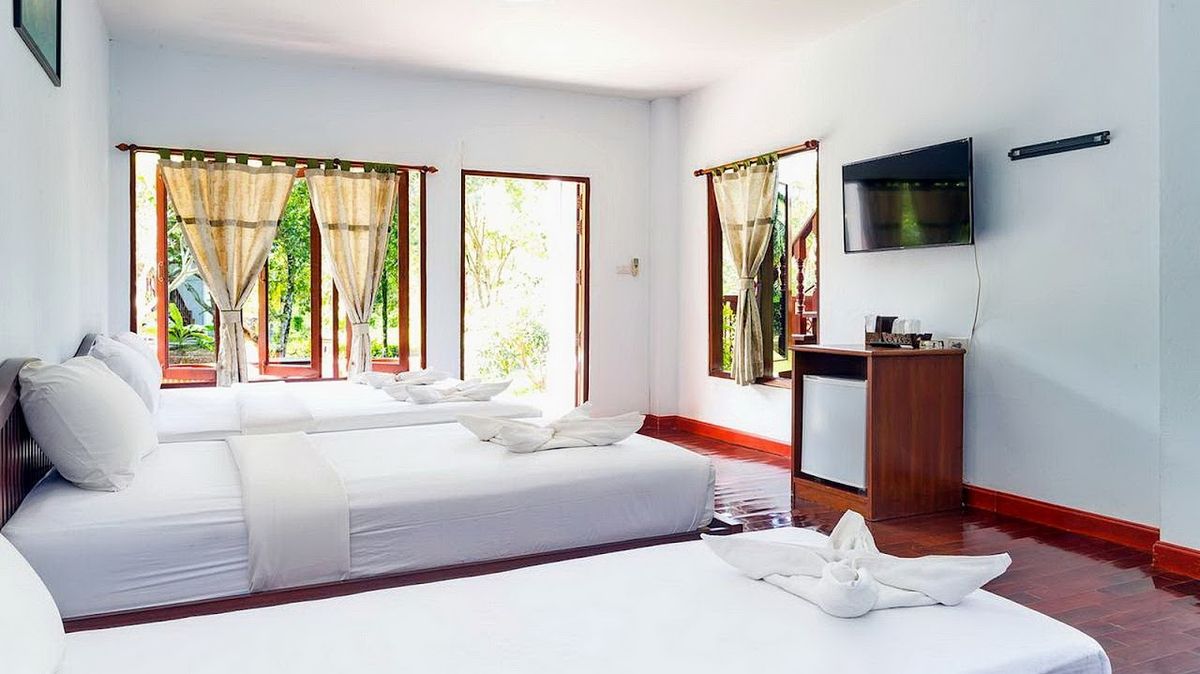 Doo Dee Boutique Resort by Swiss Chalet pool and grounds in Klong Muang