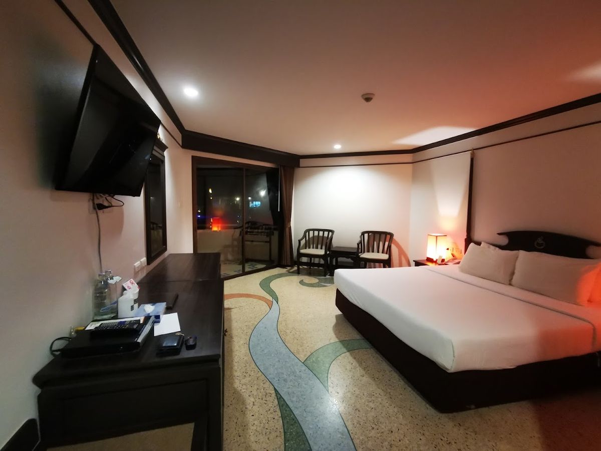 Golden Beach Resort pool and grounds in Ao Nang