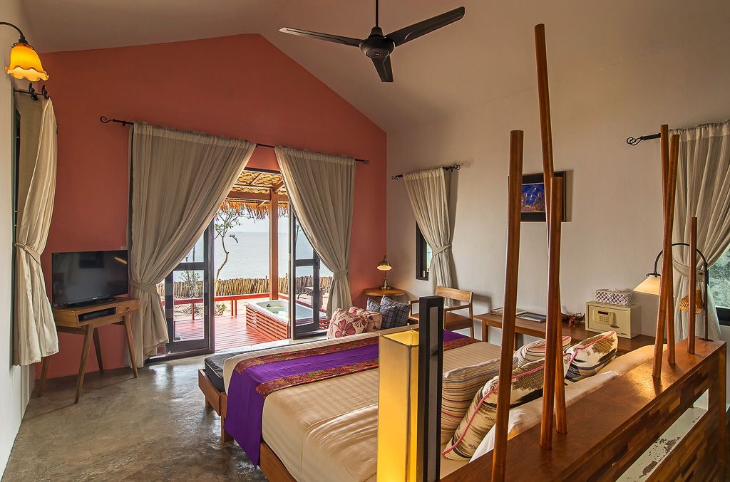 Islanda Hideaway Resort pool and grounds in Klong Muang