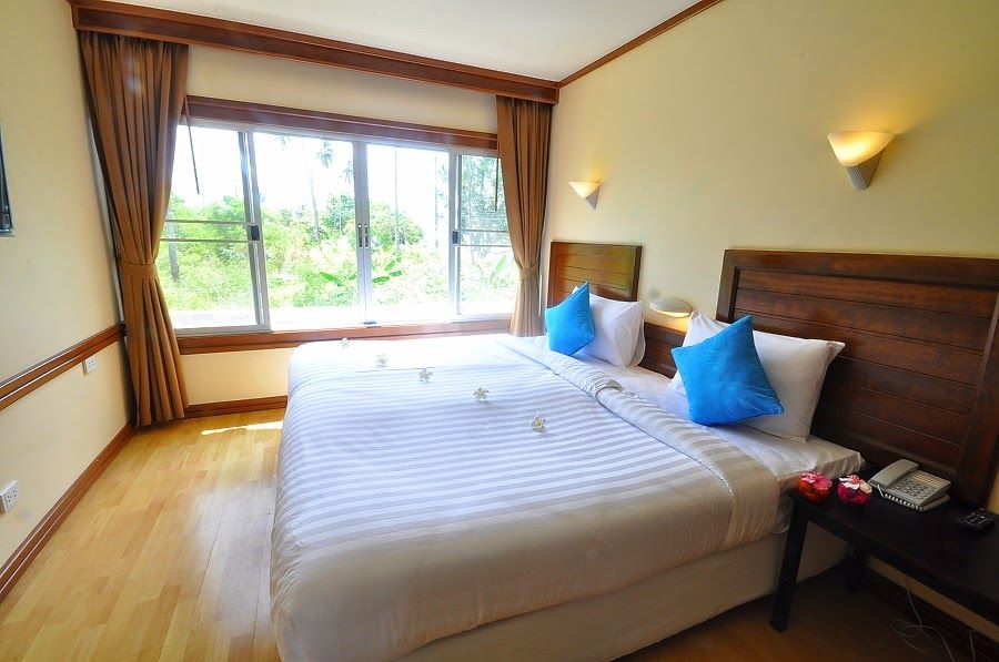 Isle Beach Resort, ไอโซล์ บีช รีสอร์ท pool and grounds in Klong Muang