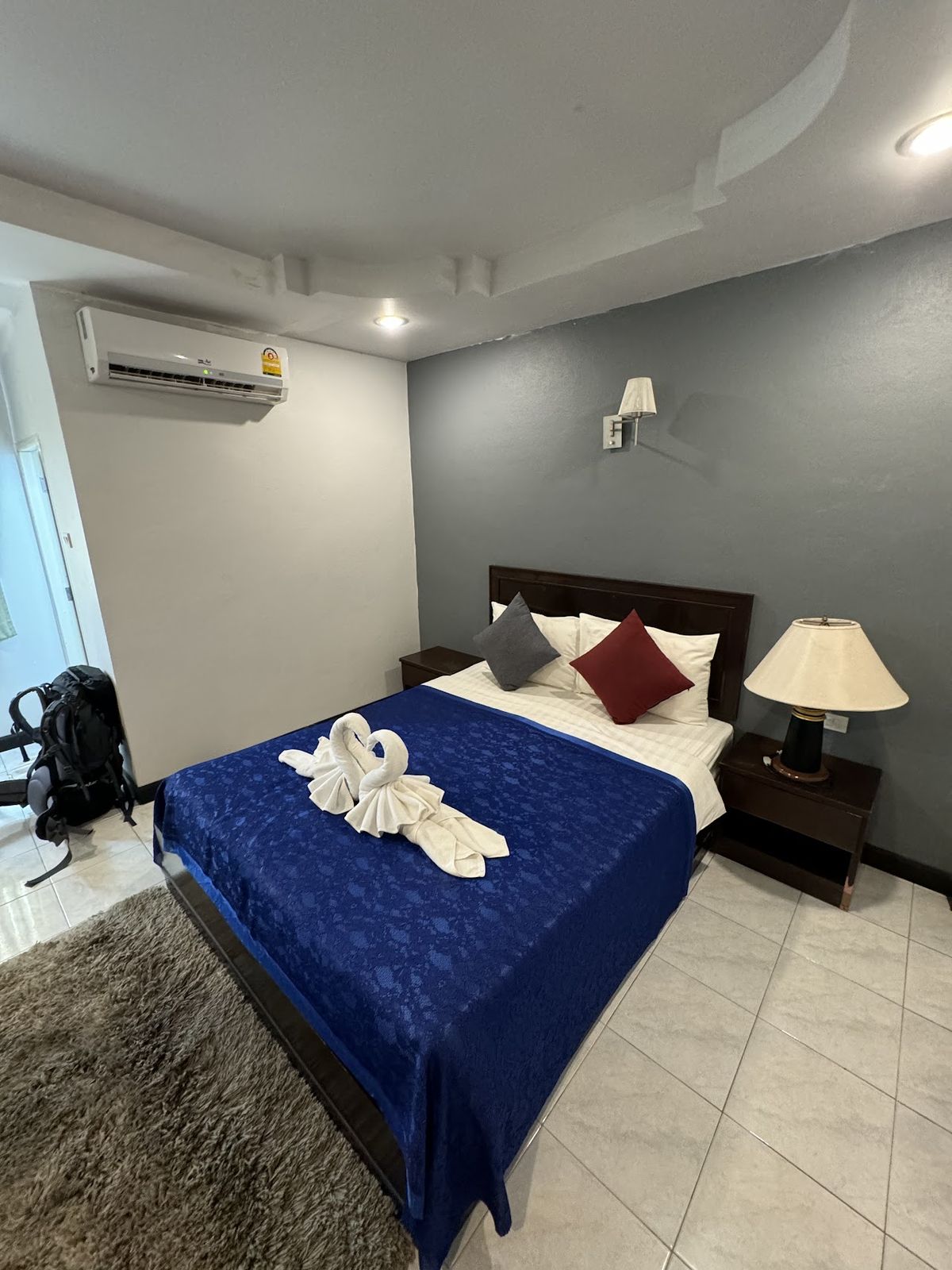 Kohkwang Seaview Resort pool and grounds in Klong Muang