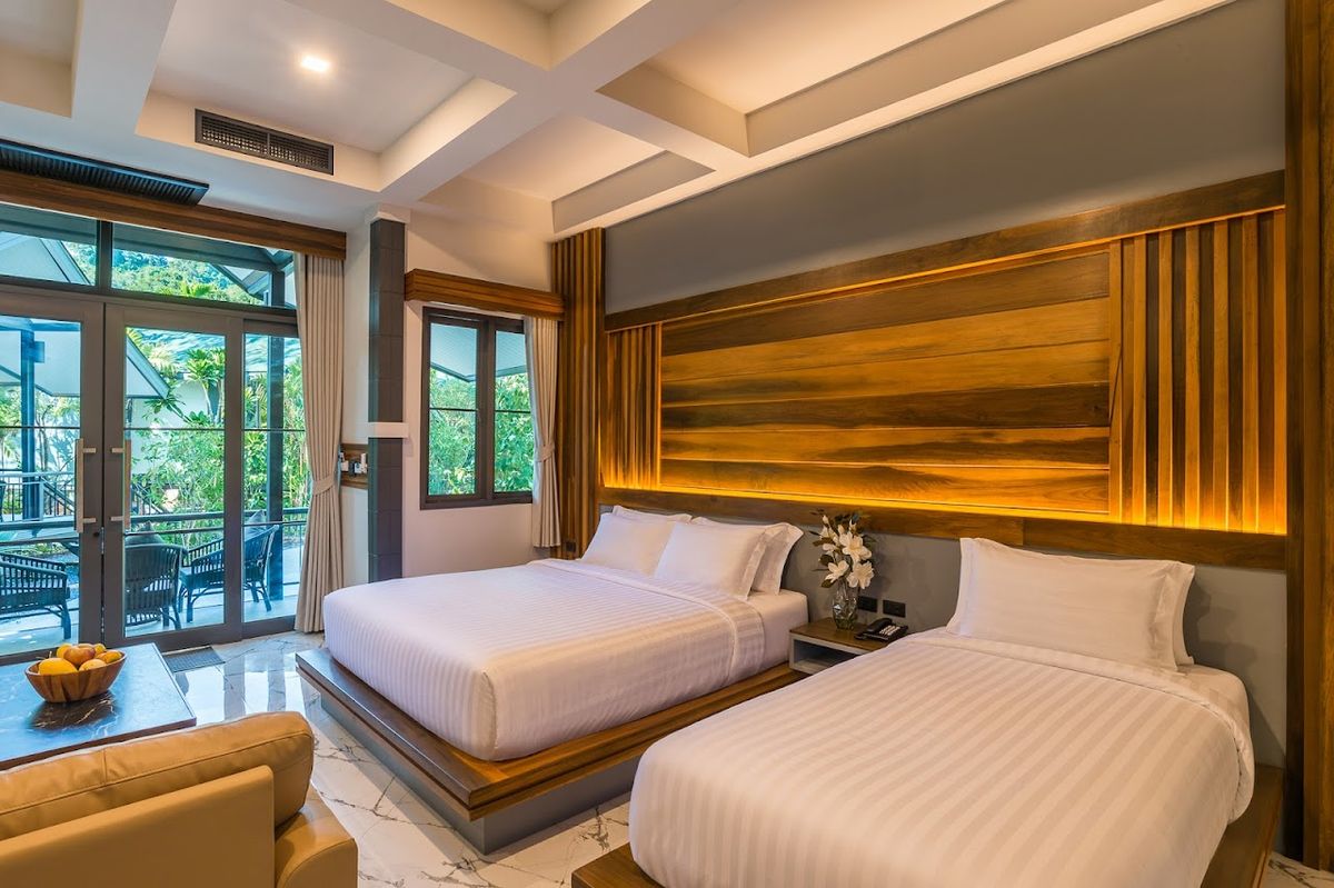 Loy Chalet pool and grounds in Klong Muang