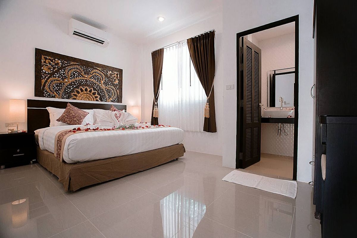 LUX FAMILY VILLAS pool and grounds in Ao Nam Mao