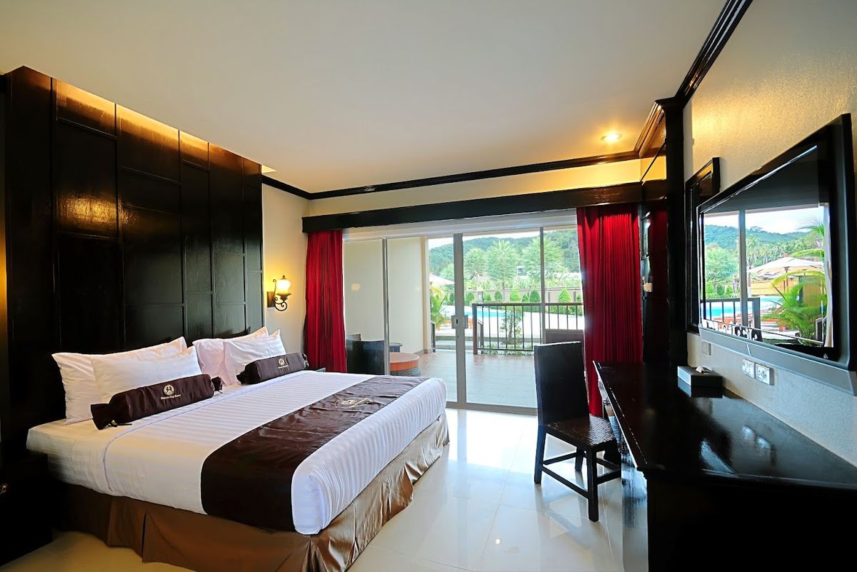 Maleedee Bay Resort pool and grounds in Ao Nang