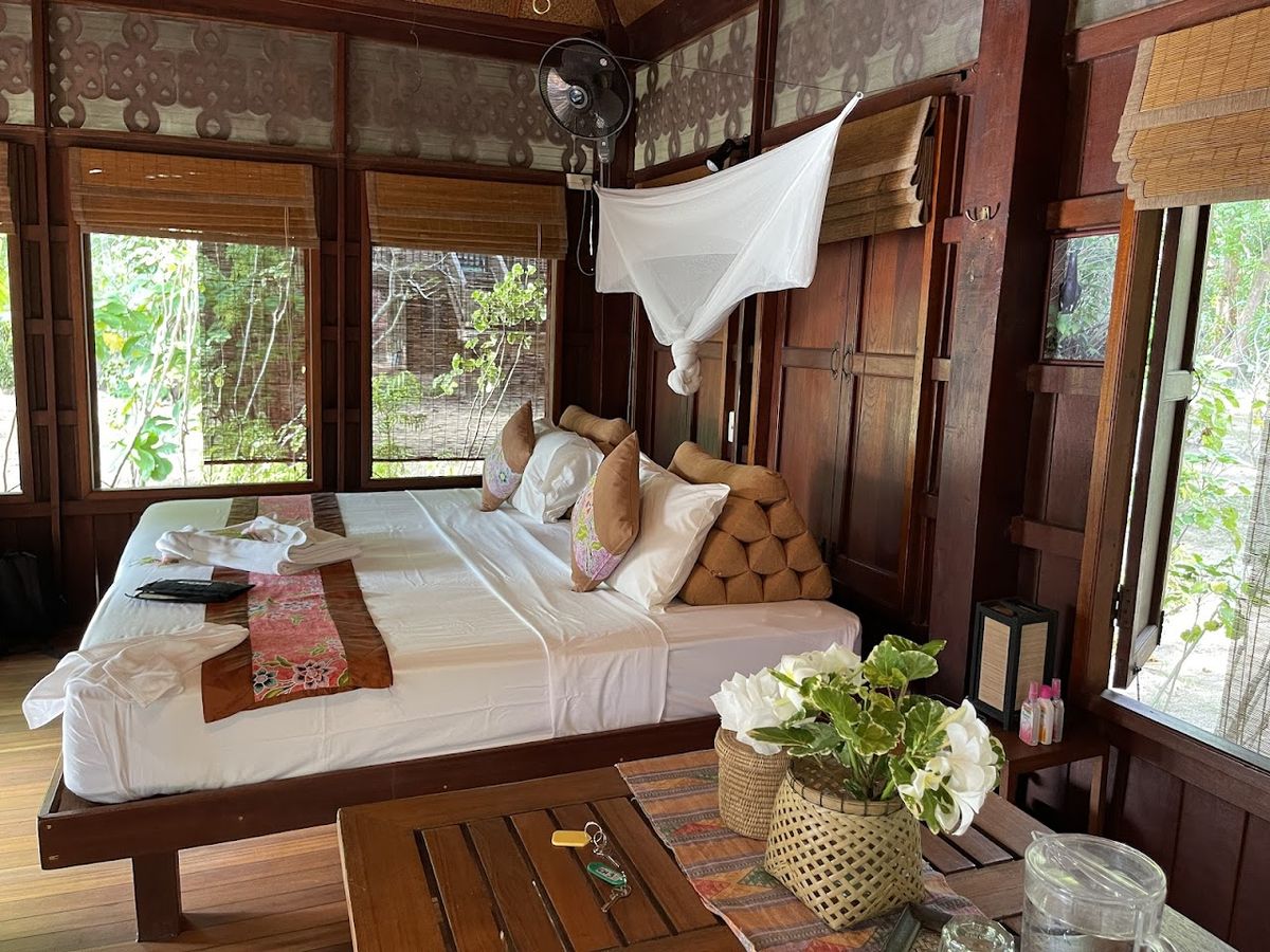 Railei Beach Club pool and grounds in Railay Beach