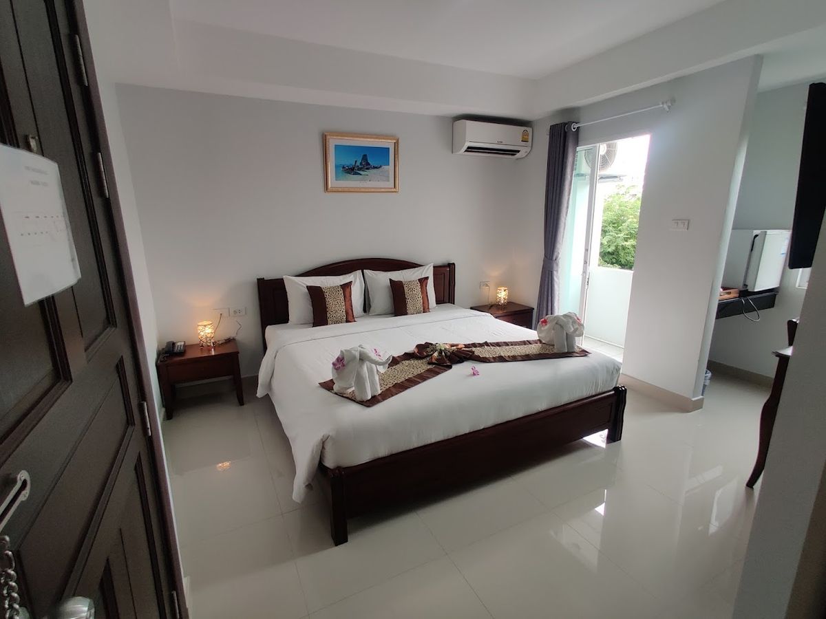 Sunrise Inn pool and grounds in Krabi Town
