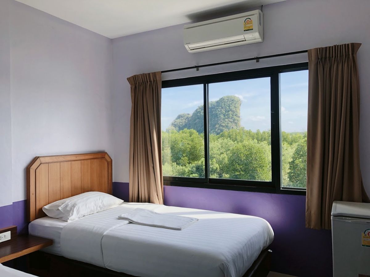 THE KIM HOTEL โรงแรมเดอะกิ้ม pool and grounds in Krabi Town