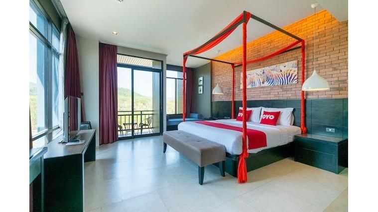 The Tama Hotel pool and grounds in Ao Nam Mao