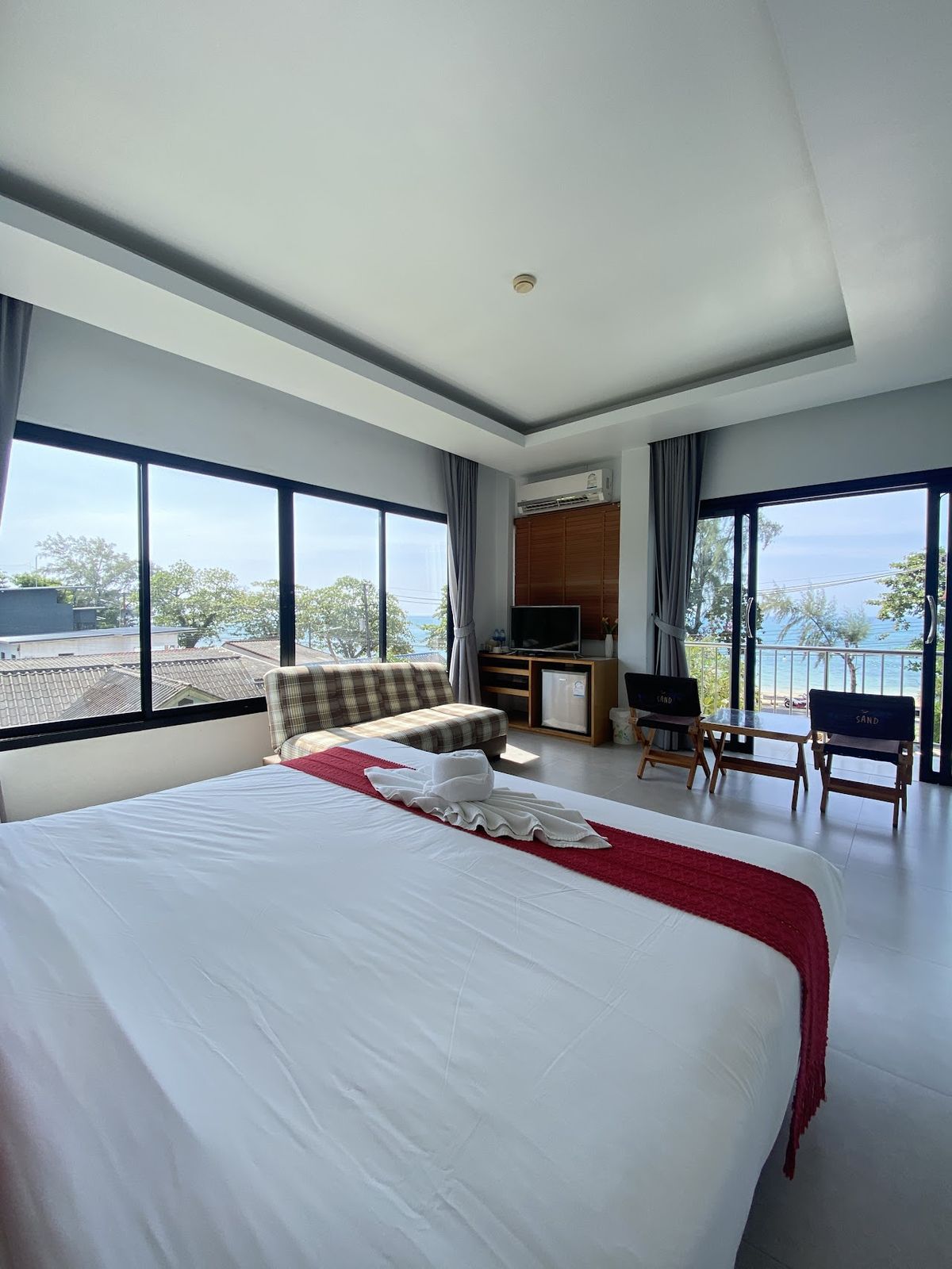 White Sand Halal House Krabi pool and grounds in Klong Muang